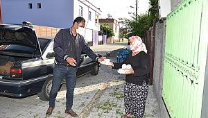 Mahalledeki yaşlılar için imece usulü hazırlanan iftarlıklar kapılarına kadar ulaştırılıyor 