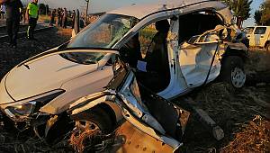 Otomobil yük trenine çarptı: 2 kişi yaralandı 