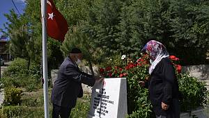 Şehit ailesi, çocuklarının gazi silah arkadaşıyla kabir başında görüntülü konuştu 