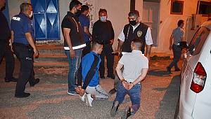 Suç Makineleri Arabanın İçinde Yakalandılar 