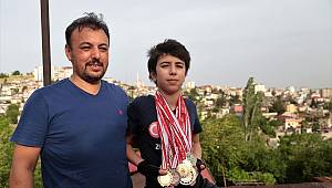 Tasarladığı düzenekle oğluna yüzme antrenmanlarını havada yaptırıyor 