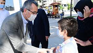Başkan Güngör çocuklara luppo değil dondurma dağıttı 