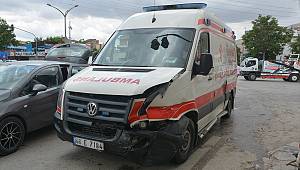 Kahramanmaraş'ta ambulans ile otomobil çarpıştı: 6 yaralı 