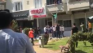 Kahramanmaraş'ta balkondan düşen kadını çevredekiler kurtardı 
