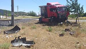 Kahramanmaraş'ta trenin çarptığı tırın sürücüsü öldü 