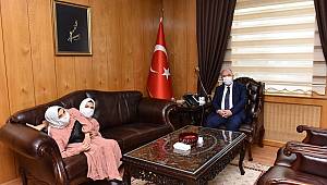 Kahramanmaraş Valisi Coşkun, siyam ikizlerini misafir etti 