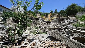 Tarihi Maraş Kalesi etrafındaki metruk binalar yıkılıyor 