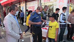 Emniyet Müdürü Salim Cebeloğlu, Elbistan'da vatandaşlara maske dağıttı 