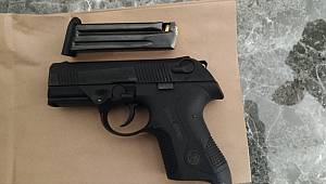 Oturduğu siteden tabancayla havaya ateş eden 