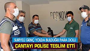 Suriyeli genç yolda bulduğu para dolu çantayı polise teslim etti