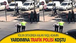Yolun ortasında kalan yaşlı adamın yardımına trafik polisi koştu