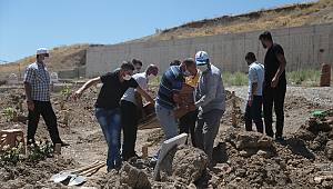 Arazi anlaşmazlığı yüzünden öldürülen çiftin cenazeleri toprağa verildi 