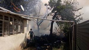 Kahramanmaraş'ta depoda çıkan yangın sıçradığı iki eve zarar verdi 