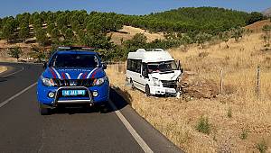 Kahramanmaraş'ta tarım işçilerini taşıyan minibüs kayaya çarptı: 11 yaralı 