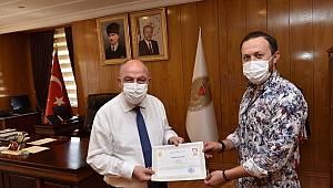 Kahramanmaraş'ta yaralıyı 1 kilometre sırtında taşıyan sağlık teknikerine başarı belgesi 