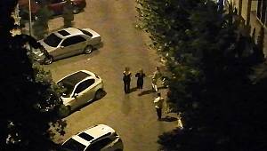 Gece yarısı sokağı podyuma çevirdiler 