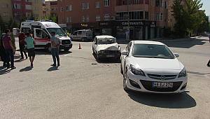 İki ayrı trafik kazasında 4 kişi yaralandı 