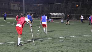 Kahramanmaraş'ta ampute futbol takımı ve siyasetçiler yeşil sahada buluştu 