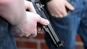 Kahramanmaraş'ta düğünde kavgaya karışan kişinin otomobiline silahlı saldırı düzenlendi 