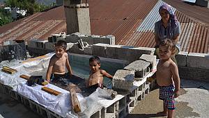 Kahramanmaraş'ta Kovid-19 nedeniyle denize gidemeyen aile, terasa çocuklar için havuz yaptı 