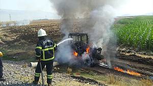 Kahramanmaraş'ta tarlada çalışan traktör yandı 