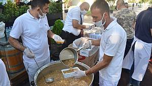 Kahramanmaraş'ta vatandaşlara aşure ikramı 