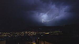 Kahramanmaraş’ta yıldırım ve şimşekler geceyi gündüze çevirdi 