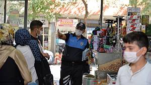 Polisler Kovid-19 tedbirleri kapsamında vatandaşları bilgilendirdi 