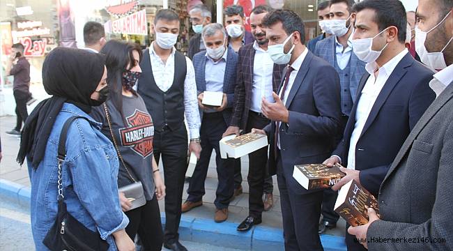 Elbistan'da vatandaşlara Nutuk kitabı dağıtıldı