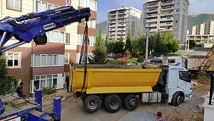 Freni boşalan kamyon apartmana çarptı 