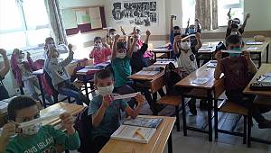 Kahramanmaraş'ta öğrencilere çikolata ikramı 