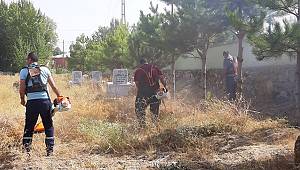  Mezarlıkların Bakımı Yapılıyor