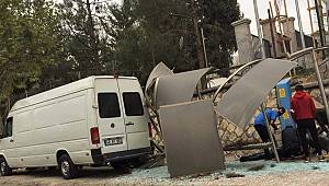 Minibüs yolcu durağına çarptı 