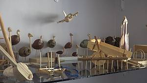 Tahta parçalarını sanat eserine dönüştürüyor 
