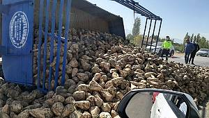 Tekeri fırlayan pancar yüklü römork yan yattı 