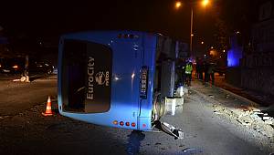 Çaldıkları iddia edilen midibüsle kaza yaptılar 