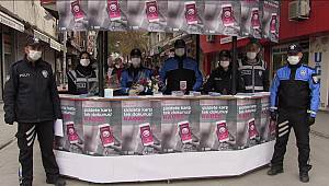 Elbistan'da polis ekipleri kadına şiddete karşı uyarıp karanfil dağıttı 