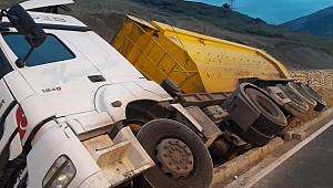 Kontrolden çıkan kamyon yan yattı 