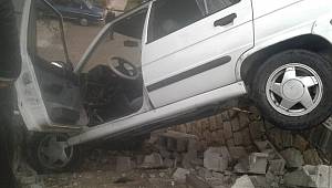Otomobil kaldırıma saplandı 
