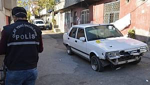 Ağabeyinin otomobilini kurşunlayıp silahla çatıya çıkan genç polis tarafından ikna edildi 