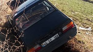 Elbistan’da otomobil tarlaya uçtu: 3 yaralı