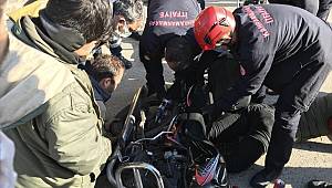 Kahramanmaraş'ta ayağı motosiklet jantına sıkışan sürücüyü itfaiye kurtardı 