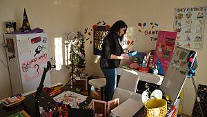 Dersliğe çevirdiği evinden yaptığı yayınlarla öğrencilere yabancı dili sevdiriyor 