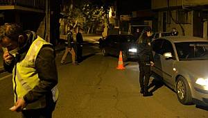 Dur ihtarına karşı otomobili polis ekiplerinin üzerine sürdü 