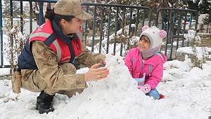 Jandarma çocuklarla kardan adam yapıp kartopu oynadı 