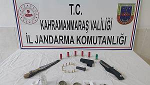 Jandarma otomobilde uyuşturucu ve ruhsatsız tabanca buldu 