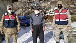 Kahramanmaraş'ta jandarma ekipleri yaşlılara doğum günü sürprizi yaptı