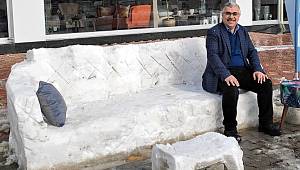 Kahramanmaraş’ta kardan kanepe yaptılar 