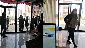 Maske takmadığı için polis ekipleriyle tartışan kadın güzellik merkezinde ortaya çıktı 