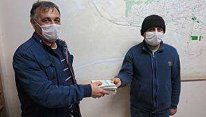 Temizlik görevlisi gönülleri süpürdü